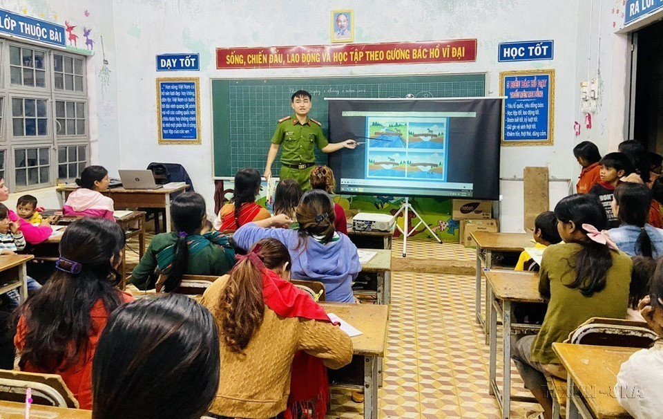 Để giúp đồng bào thiểu số Ba Na nâng cao trình độ văn hóa, Trung úy Lê Tuấn Thành, chiến sỹ công an xã H’Ra (Mang Yang, Gia Lai) mở lớp học tình thương, giúp cho người dân được học chữ và phép tính; được xem các đoạn phim về các chính sách của Nhà nước để hiểu thêm về quyền và nghĩa vụ của công dân. (Ảnh: TTXVN phát)
