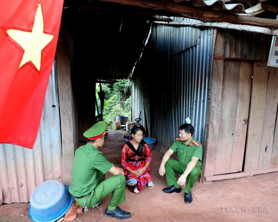 Công an huyện Mường Nhé (Điện Biên) thăm hỏi chị Giàng Thị Xua (nạn nhân mua bán người) ở bản Co Lót. Hình ảnh '4 cùng' của các cán bộ, chiến sỹ công an xã chính quy đã trở nên quen thuộc trong từng nếp nhà của đồng bào, là cầu nối gần nhất, hiệu quả nhất để đưa đường lối của Đảng đến với đồng bào dân tộc, để người dân thêm hiểu và giữ trọn niềm tin với Đảng. (Ảnh: Nhật Anh/TTXVN)
