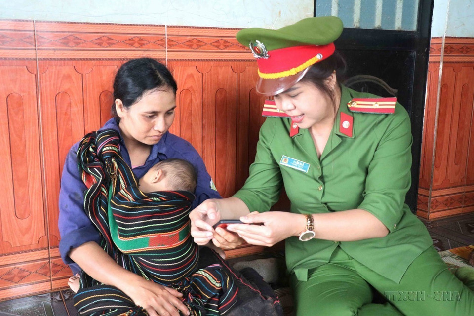 Công an tỉnh Đắk Lắk triển khai phong trào Toàn dân bảo vệ an ninh Tổ quốc trên không gian mạng với mô hình 'Kết nối Zalo an ninh-bình yên cho mỗi gia đình' thí điểm tại huyện Cư M’Gar và thành phố Buôn Ma Thuột (2020). (Ảnh: Hoài Thu/TTXVN)