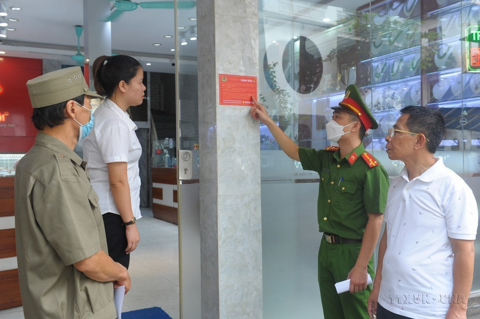 Công an phường Phạm Đình Hổ (Hai Bà Trưng, Hà Nội) công khai số điện thoại tại nơi công cộng để người dân tố giác tội phạm. (Ảnh: Mạnh Khánh/TTXVN)
