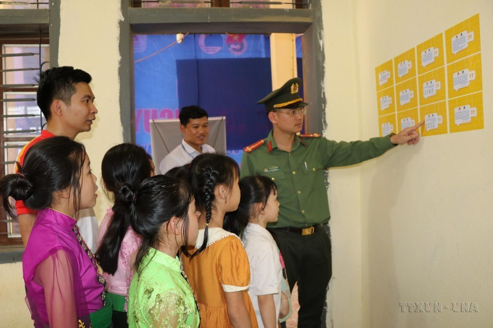 Công an tỉnh Sơn La tuyên truyền pháp luật về ma túy và phòng chống buôn bán người cho học sinh thông qua infographic (2023). (Ảnh: Hữu Quyết/TTXVN)