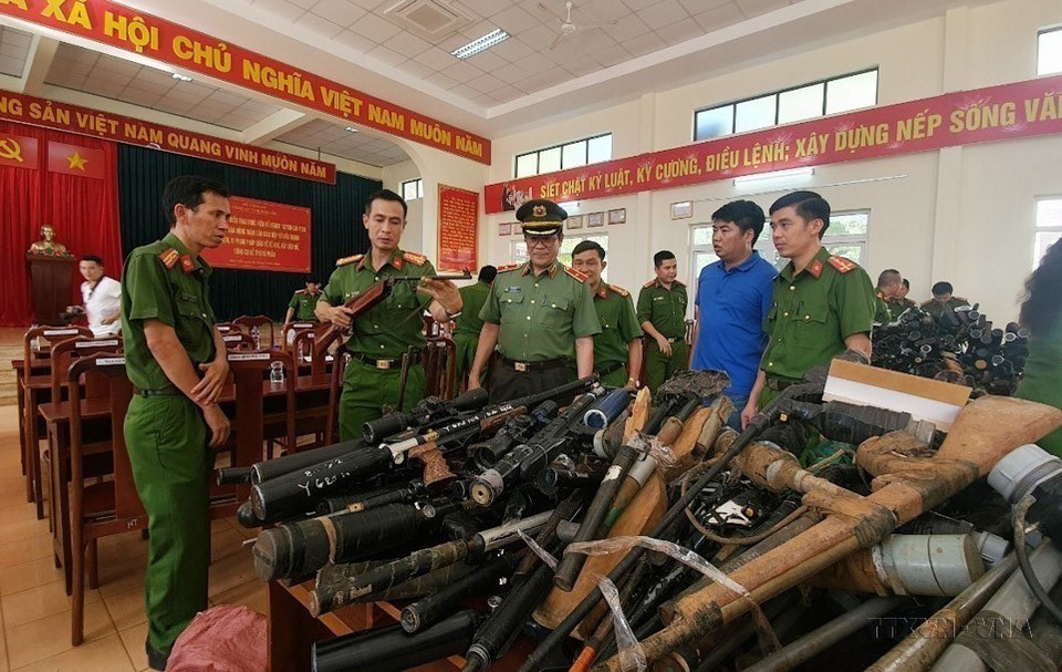 Trong 40 ngày mở đợt cao điểm vận động toàn dân giao nộp vũ khí, vật liệu nổ, công cụ hỗ trợ và đấu tranh với tội phạm, các hành vi vi phạm pháp luật liên quan, công an tỉnh Đắk Lắk đã thu hồi được 4.576 vũ khí, 2kg đạn chì và 1,7kg thuốc nổ (2023). (Ảnh: Tuấn Anh/TTXVN)
