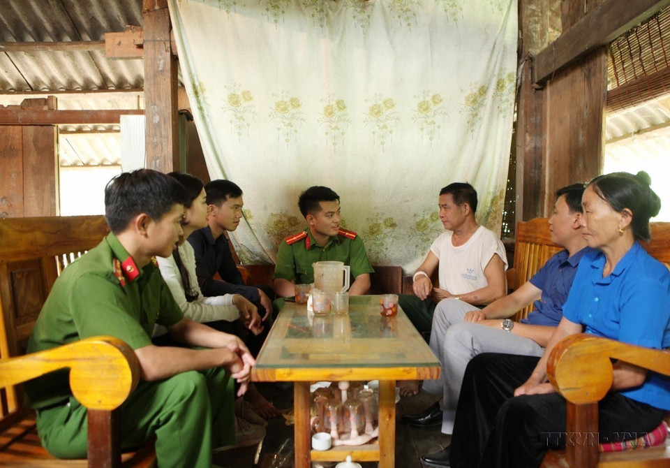 Cán bộ công an xã Mường Kim, huyện Than Uyên (Lai Châu) tuyên truyền tới người dân bản Nà Khương về đấu tranh tố giác tội phạm tại địa bàn. (Ảnh: Quý Trung/TTXVN)