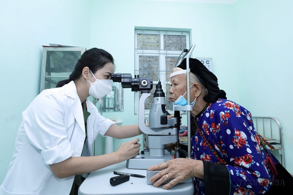 Các y, bác sỹ Bệnh viện 19-8 (Bộ Công an) khám bệnh, sàng lọc miễn phí các bệnh lý về mắt cho 300 người dân trên địa bàn xã Hòa Sơn, huyện Hữu Lũng (tỉnh Lạng Sơn) và các địa bàn giáp ranh. (Ảnh: Anh Tuấn/TTXVN)