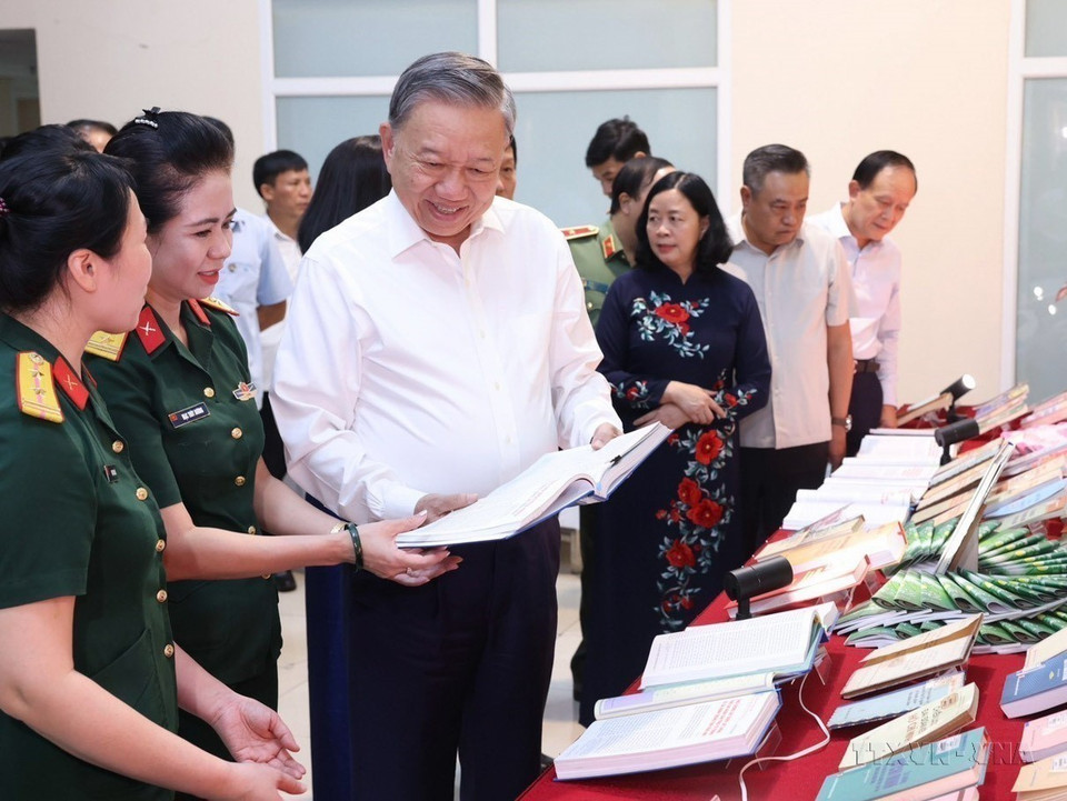 Chủ tịch nước Tô Lâm xem các ấn phẩm, tài liệu tuyên truyền bảo vệ an ninh Tổ quốc trong Ngày hội toàn dân bảo vệ an ninh Tổ quốc năm 2024 tại phường Cửa Đông, quận Hoàn Kiếm, thành phố Hà Nội (2/8/2024). (Ảnh: Lâm Khánh/TTXVN)