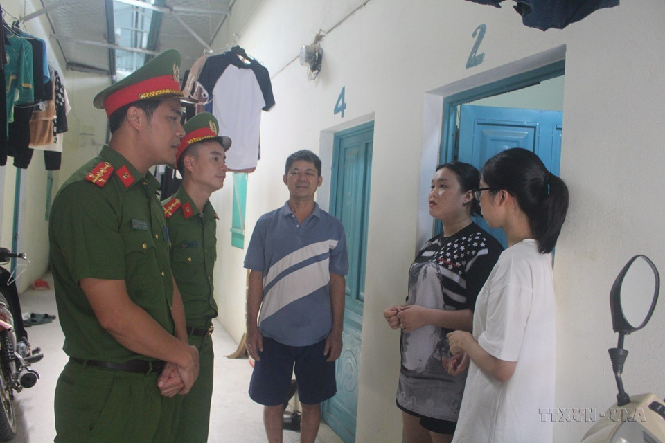 Công an phường Quảng Thành (thành phố Thanh Hóa) trao đổi, hướng dẫn các chủ nhà trọ hoạt động kinh doanh đúng pháp luật và ngăn ngừa tốt tội phạm. (Ảnh: Hoa Mai/TTXVN)