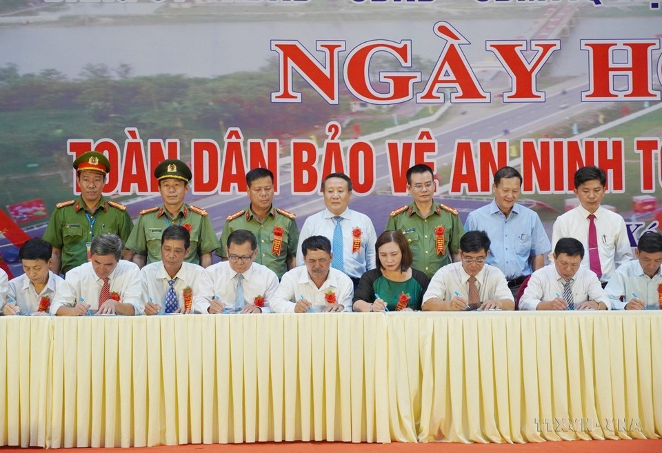 Ký kết giao ước thi đua giữa các khu phố của thị trấn Hồ Xá tại Lễ kỷ niệm 77 năm Ngày truyền thống lực lượng CAND (19/8/1945 - 19/8/2022) và 17 năm Ngày hội toàn dân bảo vệ an ninh Tổ quốc. (Ảnh: Thanh Thủy/TTXVN)