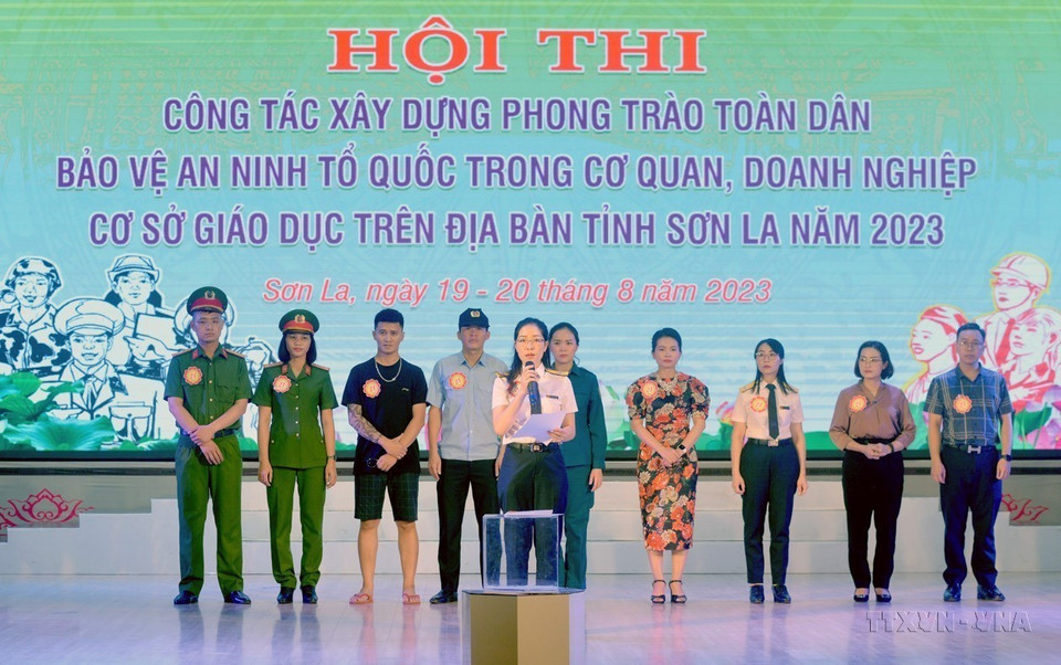 Đội Chi cục Thuế khu vực huyện Mường La (thành phố Sơn La) trả lời câu hỏi của Ban Giám khảo tại Hội thi công tác xây dựng phong trào 'Toàn dân bảo vệ an ninh Tổ quốc' trong cơ quan, doanh nghiệp, cơ sở giáo dục trên địa bàn tỉnh (2023). (Ảnh: Quang Quyết/TTXVN)