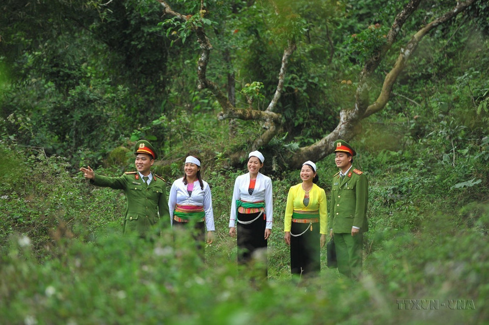 Công an chính quy xã Cúc Phương, huyện Nho Quan (Ninh Bình) tuần tra cùng bà con người dân tộc Mường nhằm đảm bảo an ninh, trật tự trên địa bàn (2020). (Ảnh: Minh Đức/TTXVN)