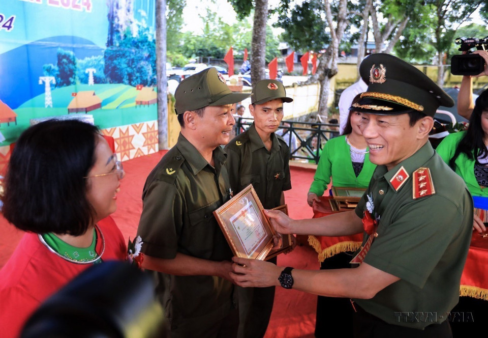 Bộ trưởng Bộ Công an Lương Tam Quang trao Kỷ niệm chương cho các cá nhân có thành tích trong phong trào toàn dân bảo vệ an ninh Tổ quốc năm 2024 tại xã Phong Phú, huyện Tân Lạc, tỉnh Hòa Bình. (Ảnh: Trọng Đạt/TTXVN)
