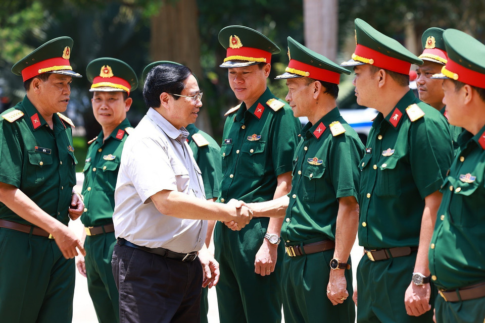 Thủ tướng Phạm Minh Chính đến thăm cán bộ, chiến sỹ Bộ Chỉ huy Quân sự tỉnh Đắk Lắk. (Ảnh: Dương Giang/TTXVN)
