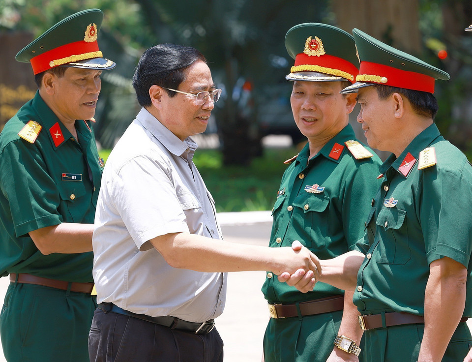 Thủ tướng Phạm Minh Chính đến thăm cán bộ, chiến sỹ Bộ Chỉ huy Quân sự tỉnh Đắk Lắk. (Ảnh: Dương Giang/TTXVN)