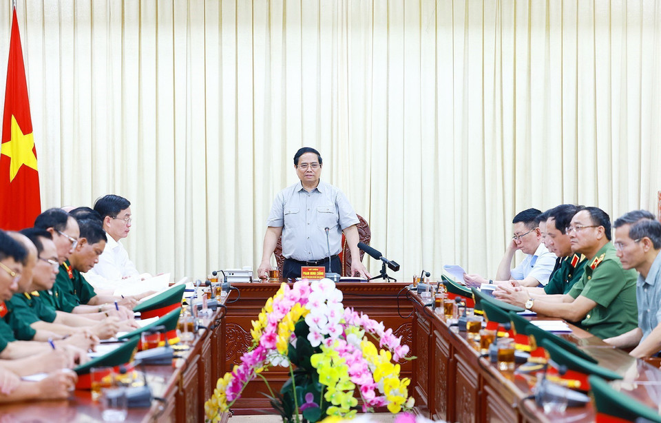 Thủ tướng Phạm Minh Chính động viên giao nhiệm vụ cho cán bộ, chiến sỹ Bộ Chỉ huy Quân sự tỉnh Đắk Lắk. (Ảnh: Dương Giang/TTXVN)