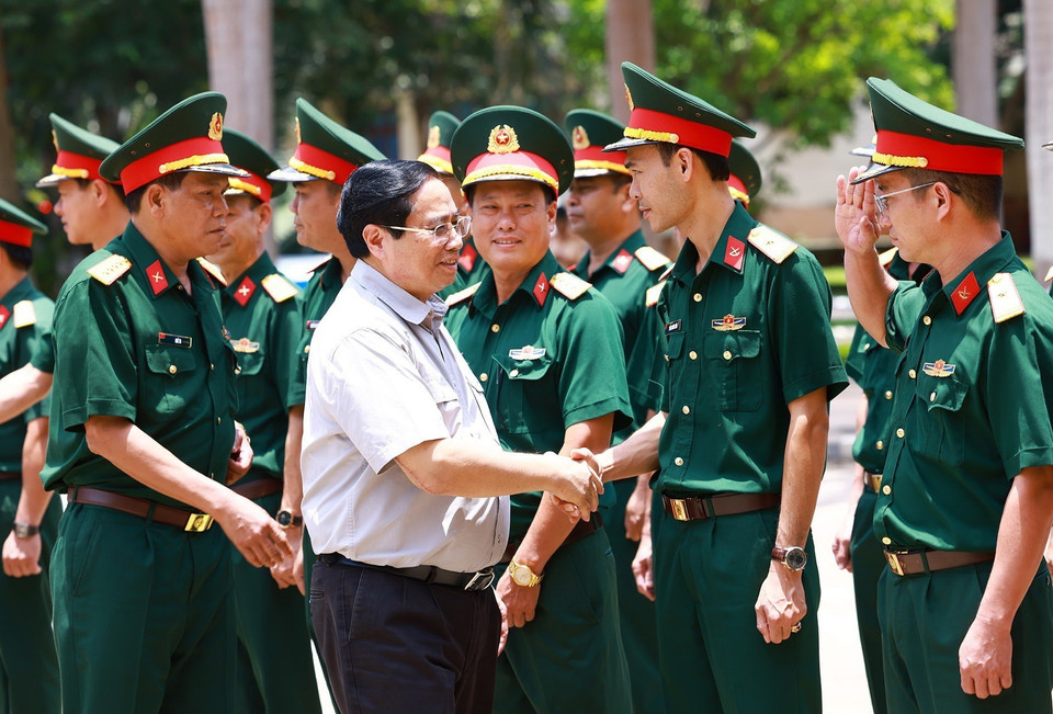 Thủ tướng Phạm Minh Chính đến thăm cán bộ, chiến sỹ Bộ Chỉ huy Quân sự tỉnh Đắk Lắk. (Ảnh: Dương Giang/TTXVN)