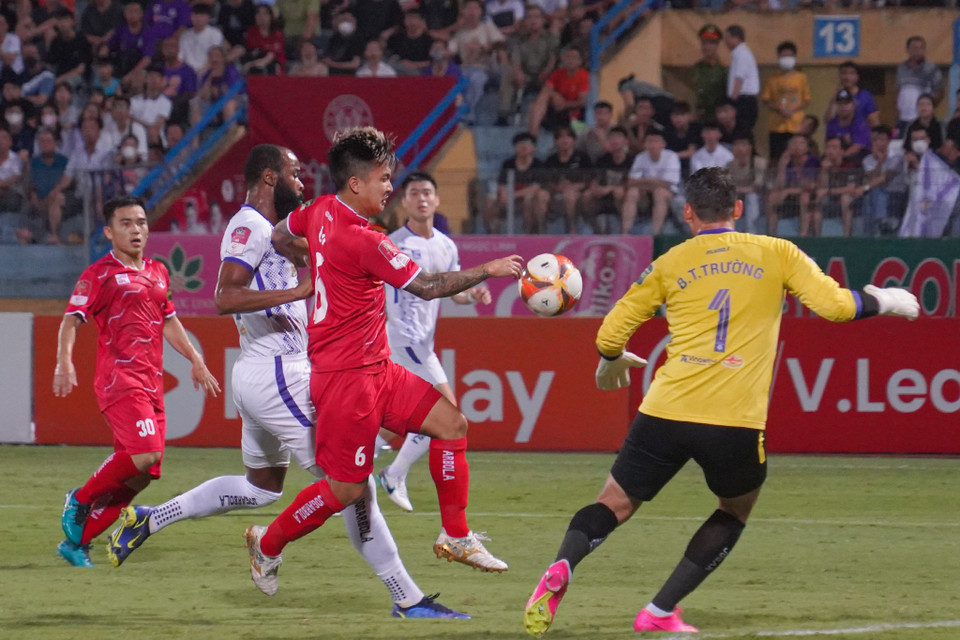 Hải Phòng nhập cuộc chủ động và tạo được nhiều cơ hội nguy hiểm về phía khung thành của thủ môn Bùi Tấn Trường. (Ảnh: Việt Anh/Vietnam+)