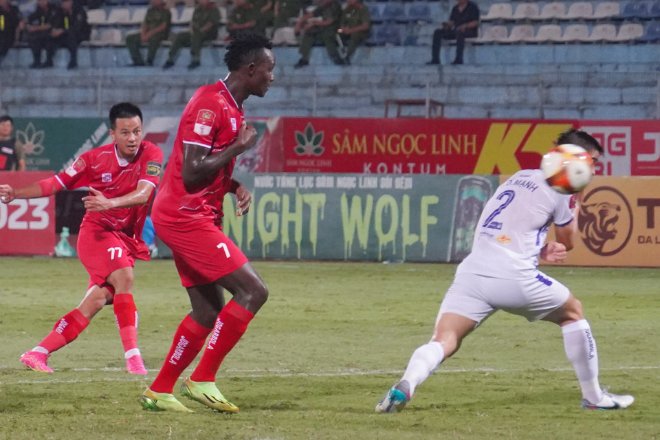 Sau khi bị dẫn trước, Hải Phòng đẩy nhanh nhịp độ tấn công nhằm tìm kiếm bàn gỡ. (Ảnh: Việt Anh/Vietnam+)