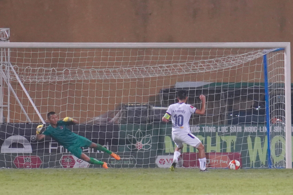 Tiền đạo Văn Quyết thực hiện thành công quả phạt đền, giúp đội chủ nhà vượt lên dẫn trước 2-1. (Ảnh: Việt Anh/Vietnam+)