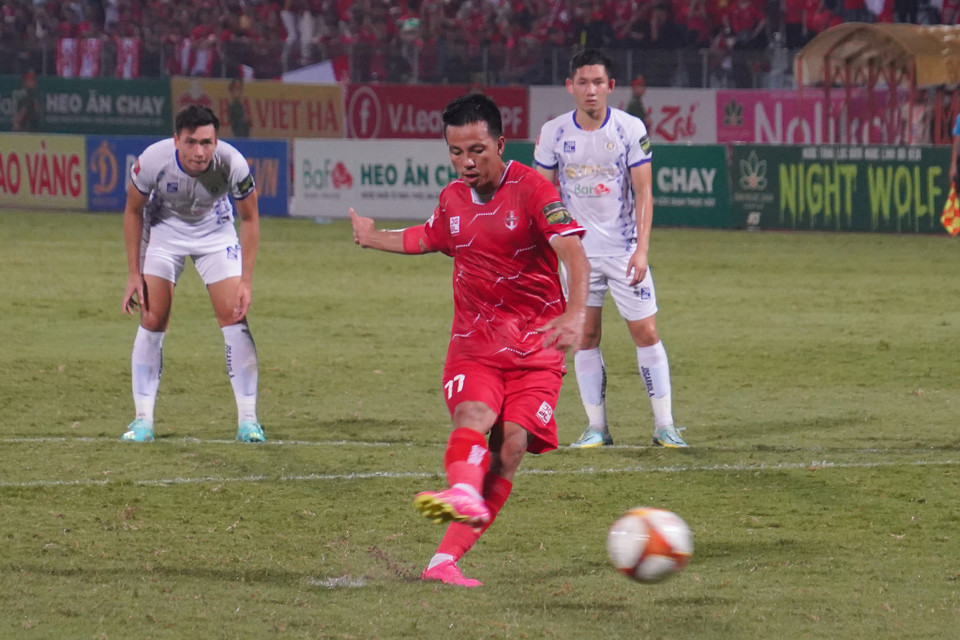 Phút thứ 34, tiền vệ Nguyễn Hữu Sơn thực hiện thành công quả phạt đền, gỡ hòa 1-1 cho đội khách Hải Phòng. (Ảnh: Việt Anh/Vietnam+)