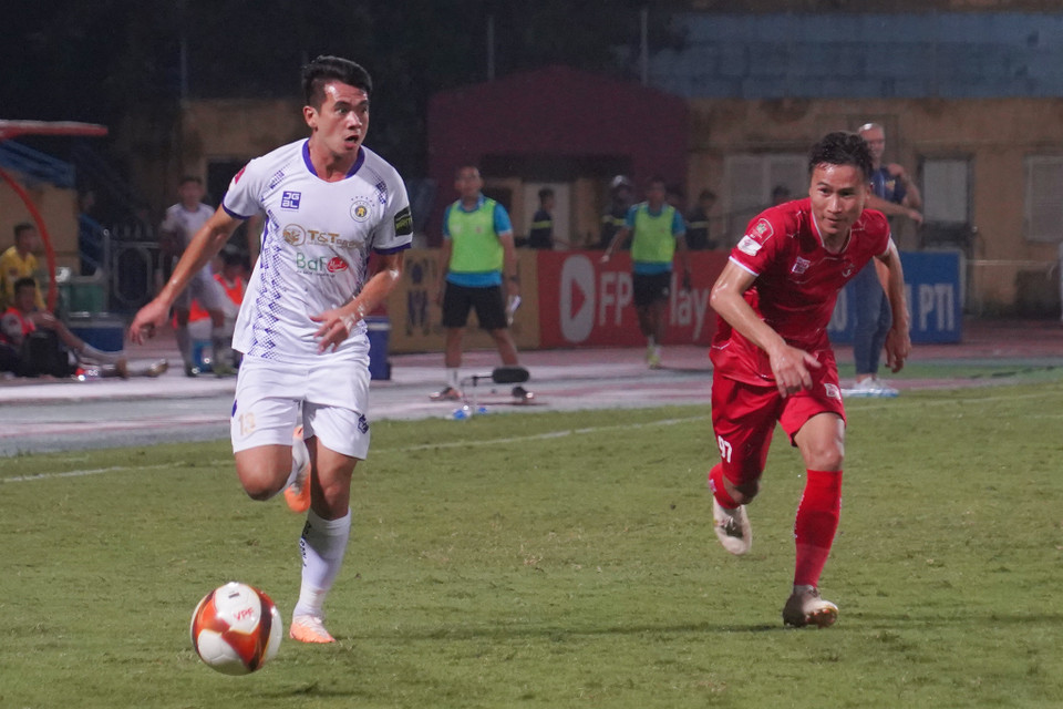 Hậu vệ Trần Văn Kiên (trái) đánh dấu trận thứ 200 cho Câu lạc bộ Hà Nội trên mọi đấu trường. (Ảnh: Việt Anh/Vietnam+)