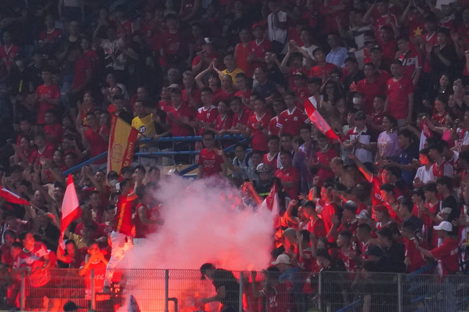 Cổ động viên Hải Phòng đốt pháo sáng trên khán đài. (Ảnh: Việt Anh/Vietnam+)