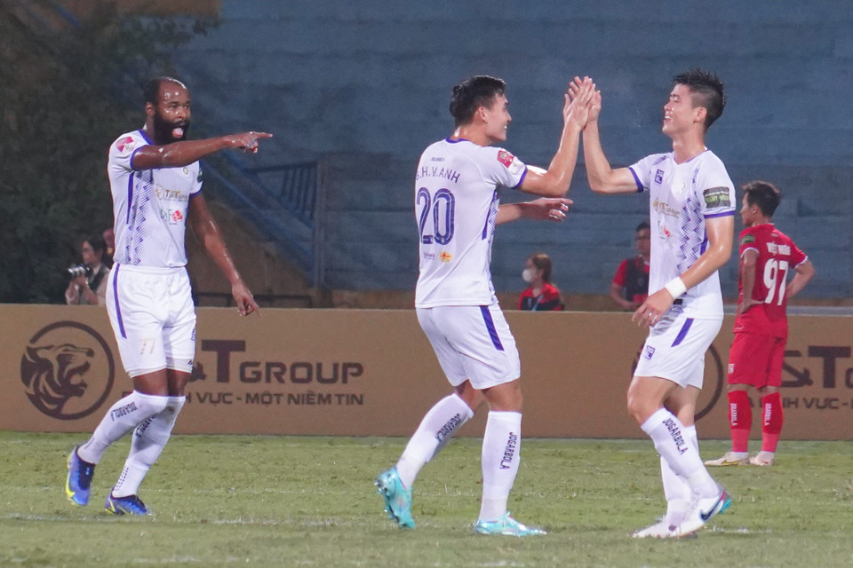 Trung vệ Đỗ Duy Mạnh ăn mừng với các đồng đội sau khi kiến tạo cho tiền đạo Caion đánh đầu ghi bàn mở tỷ số trận đấu. (Ảnh: Việt Anh/Vietnam+)