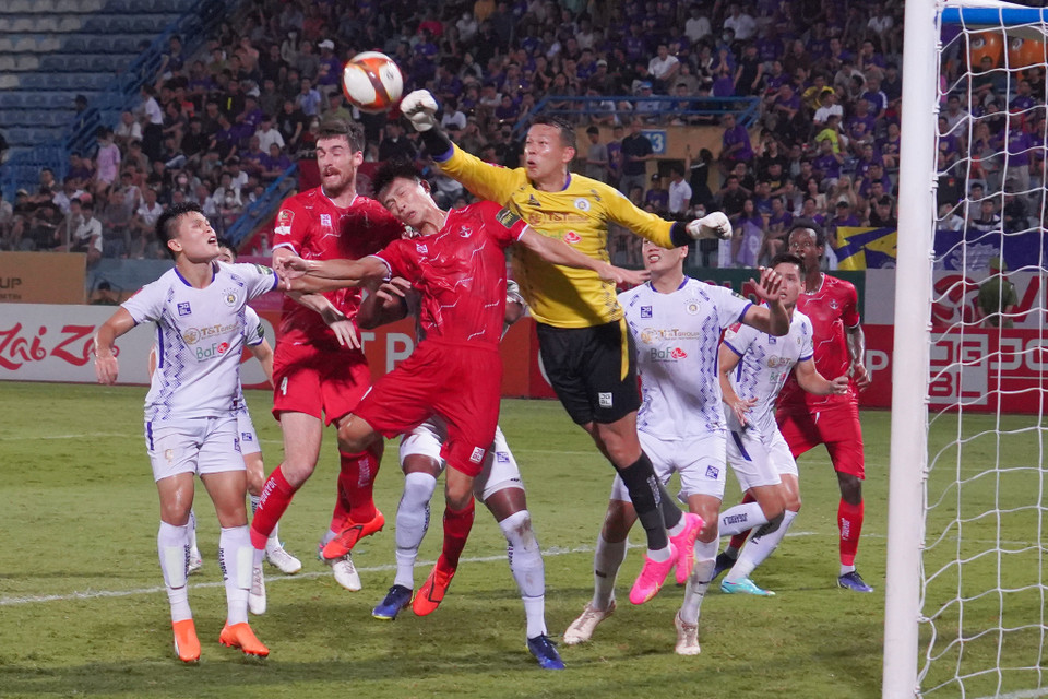 Thủ môn Bùi Tấn Trường đấm bóng giải nguy cho khung thành của Hà Nội sau một tình huống phạt góc. (Ảnh: Việt Anh/Vietnam+)