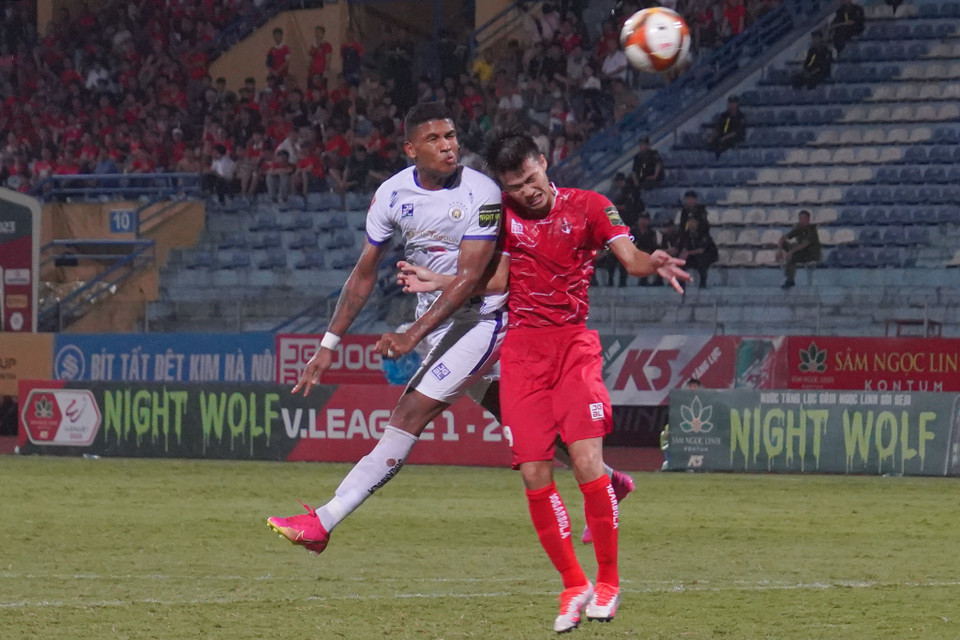 Tiền đạo Caion thực hiện tình huống không chiến đưa bóng đi chệch khung thành của Hải Phòng. (Ảnh: Việt Anh/Vietnam+)