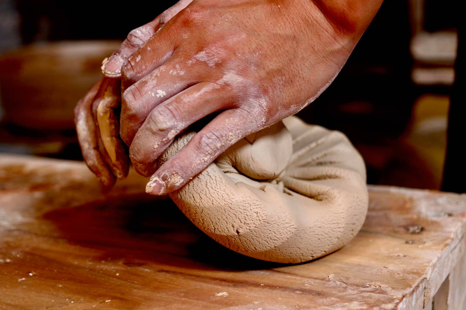 Giờ đây, chỉ còn Anh Đạo là nghệ nhân duy nhất ở Bát Tràng làm thủ công với phương pháp cổ truyền. Đạo như thể được sinh ra để giữ những tinh hoa còn sót lại và duy trì vốn cổ Bát Tràng. (Ảnh: Xuân Mai/Vietnam+)