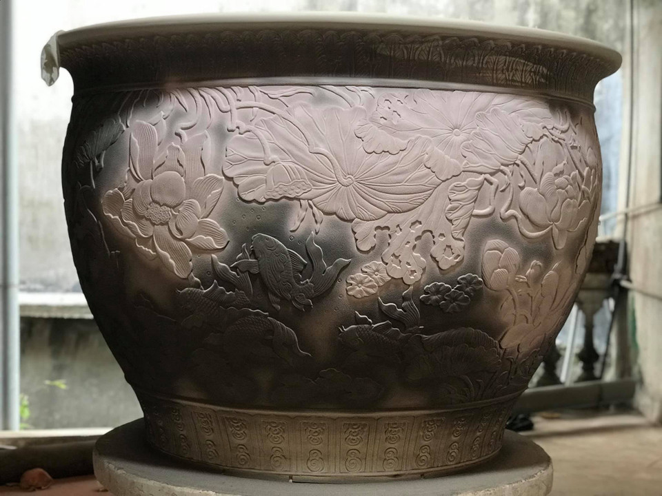 Một tác phẩm gốm đang trong công đoạn vào men. (Ảnh: Xuân Mai/Vietnam+)