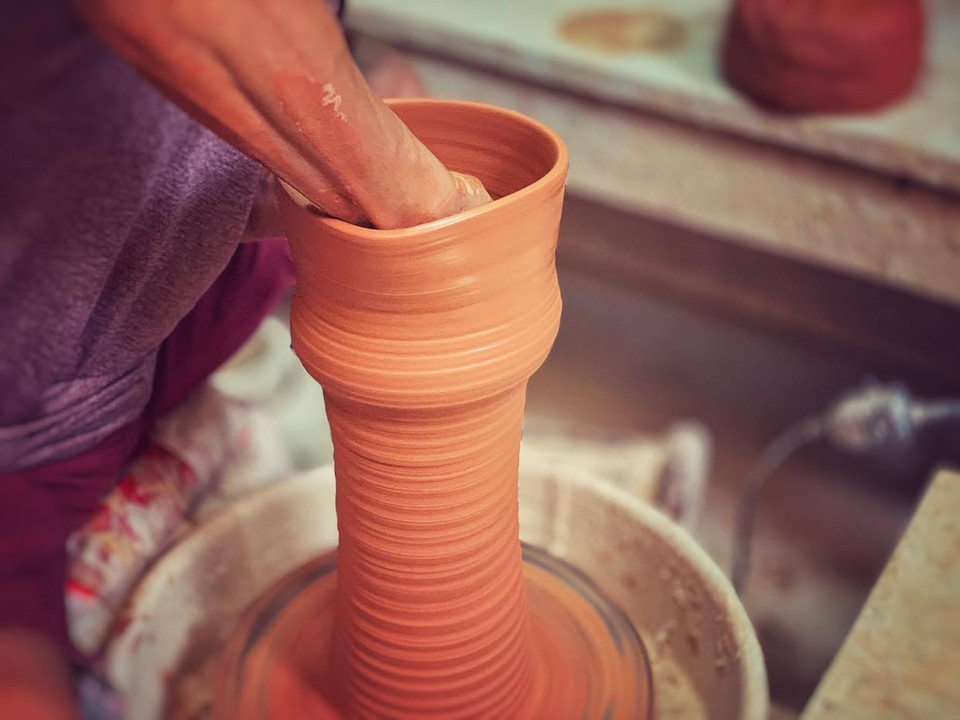 Và con đường ấy đã tạo nên cho anh sự khác biệt bằng những sản phẩm độc bản được trau truốt tỉ mỉ từ đôi bàn tay điệu nghệ, đôi mắt giàu tính thẩm mỹ. (Ảnh: Xuân Mai/Vietnam+)