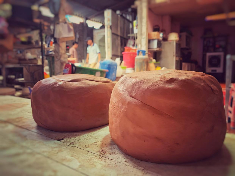 Chỉ cần đôi ba hòn đất, chiếc bàn xoay và đôi bàn tay khéo léo, là Anh Đạo có thể thỏa sức sáng tạo ra những tác phẩm gốm độc đáo. (Ảnh: Xuân Mai/Vietnam+)