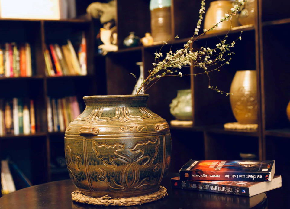 Ngắm một số sản phẩm lọ hoa gốm của nghệ nhân Phạm Anh Đạo. (Ảnh: Tố Trinh/Vietnam+)