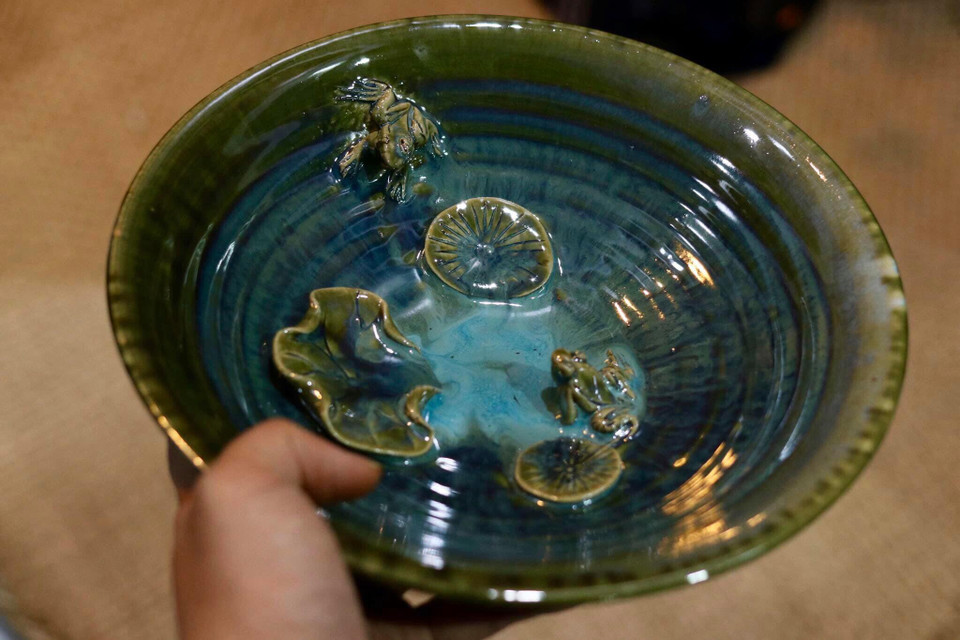 Chiếc bát thả hoa. (Ảnh: Tố Trinh/Vietnam+)