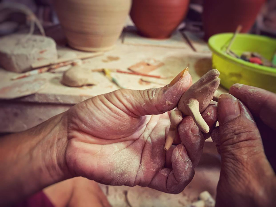 Lò gốm của Phạm Anh Đạo ở ngay trung tâm chợ Bát Tràng và giờ đây là điểm đến được nhiều người yêu gốm thường xuyên ghé qua. (Ảnh: Xuân Mai/Vietnam+)