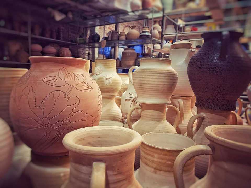 Những sản phẩm này được phơi vài ngày trước khi vào lò nung ở mức nhiệt khoảng 1.250 độ. (Ảnh: Xuân Mai/Vietnam+)