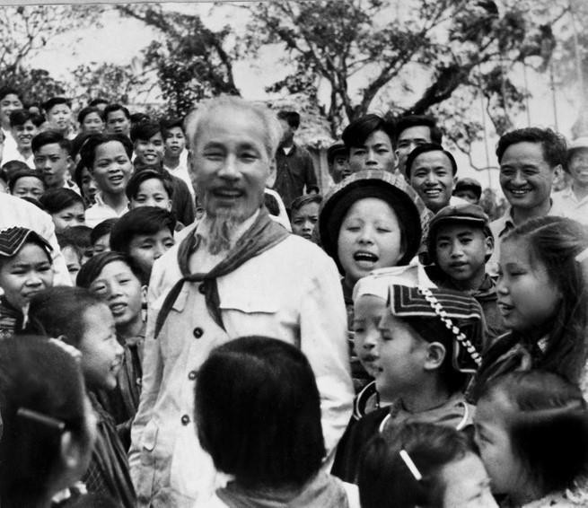Bác Hồ với các cháu thiếu nhi vùng cao Việt Bắc (1960). (Ảnh: Tư liệu/TTXVN)