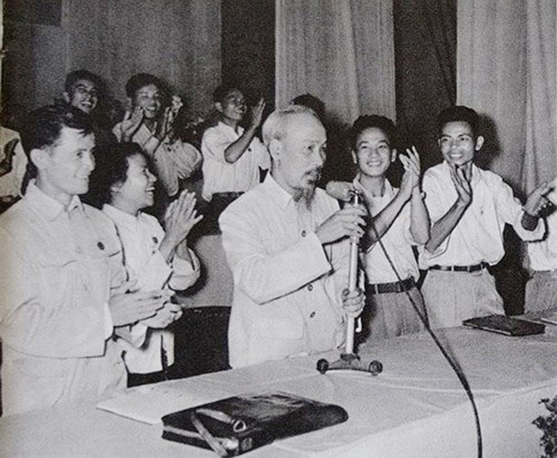 Chủ tịch Hồ Chí Minh với các đại biểu Hội Phật giáo Việt Nam, ngày 3/1/1957. (Ảnh: Tư liệu/TTXVN)