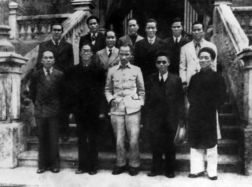 Chủ tịch Hồ Chí Minh và các thành viên Hội đồng Chính phủ lâm thời nước Việt Nam Dân chủ Cộng hòa ra mắt sau phiên họp đầu tiên, sáng 3/9/1945. (Ảnh: Tư liệu/TTXVN)