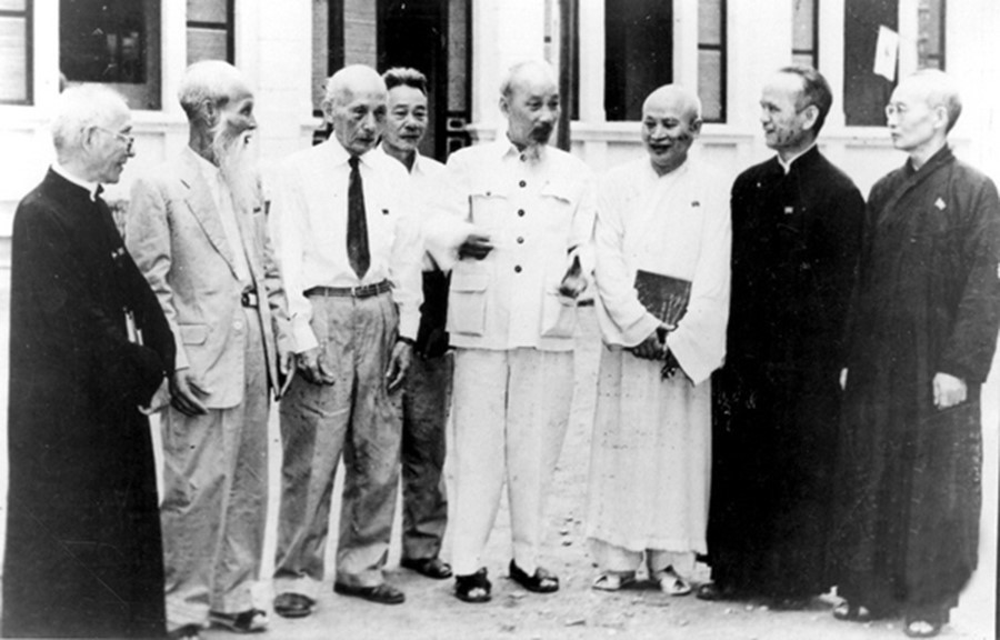 Chủ tịch Hồ Chí Minh với các đại biểu tôn giáo tại Kỳ họp thứ 1, Quốc hội khóa II, tháng 7/1960. (Ảnh: Tư liệu/TTXVN)