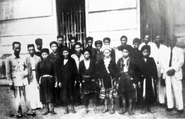 Chủ tịch Hồ Chí Minh (ngoài cùng bên trái) với các đại biểu về dự Đại hội đại biểu các dân tộc thiểu số Việt Nam lần thứ I, ngày 3/12/1945. (Ảnh: Tư liệu/TTXVN)