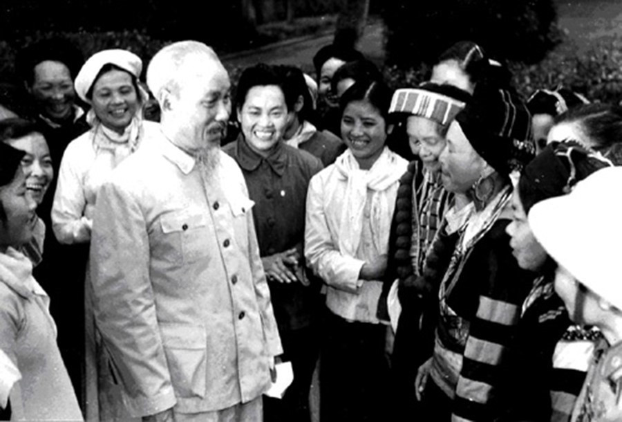 Bác Hồ với đại biểu dự Đại hội phụ nữ toàn quốc lần thứ III, tháng 3/1961. (Ảnh: Tư liệu/TTXVN)