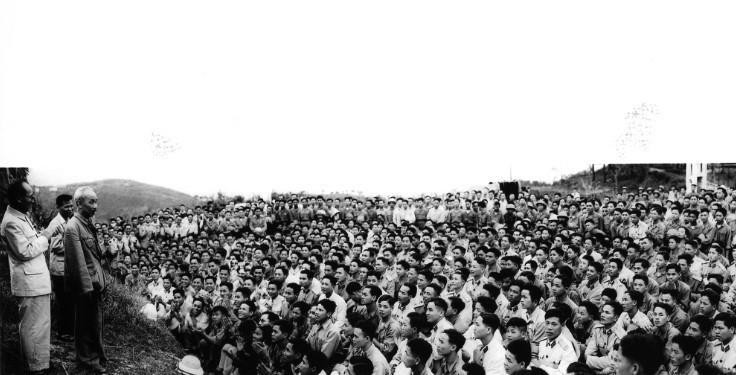 Chủ tịch Hồ Chí Minh nói chuyện với cán bộ chiến sỹ Trung đoàn 244 (31/3/1959). (Ảnh: Tư liệu/TTXVN)