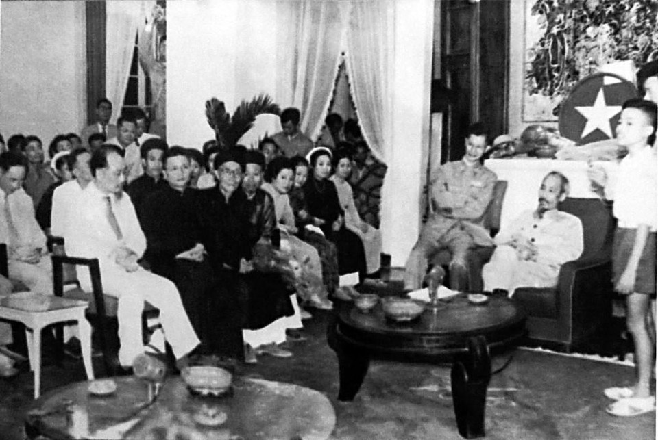 Bác Hồ tiếp thân mật các đại biểu nhân dân Hà Nội sau ngày giải phóng Thủ đô (16/10/1954). (Ảnh: Tư liệu/TTXVN)