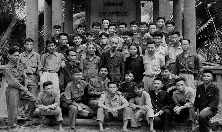 Bác Hồ với các đại biểu về dự Đại hội chiến sỹ thi đua và cán bộ gương mẫu toàn quốc họp tại Việt Bắc, từ ngày 1-6/5/1952.(Ảnh: Tư liệu/TTXVN)