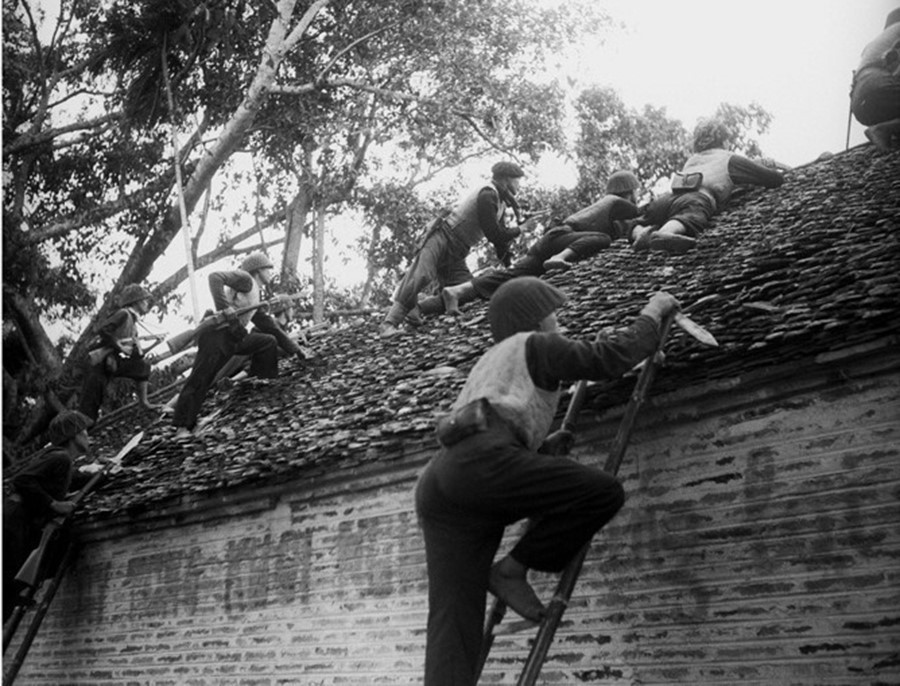 Các chiến sỹ Vệ Quốc đoàn chiến đấu kiên cường, bảo vệ từng ngôi nhà, tấc đất của Thủ đô trong những ngày đầu Toàn quốc kháng chiến, tháng 12/1946. (Ảnh: Tư liệu/TTXVN)