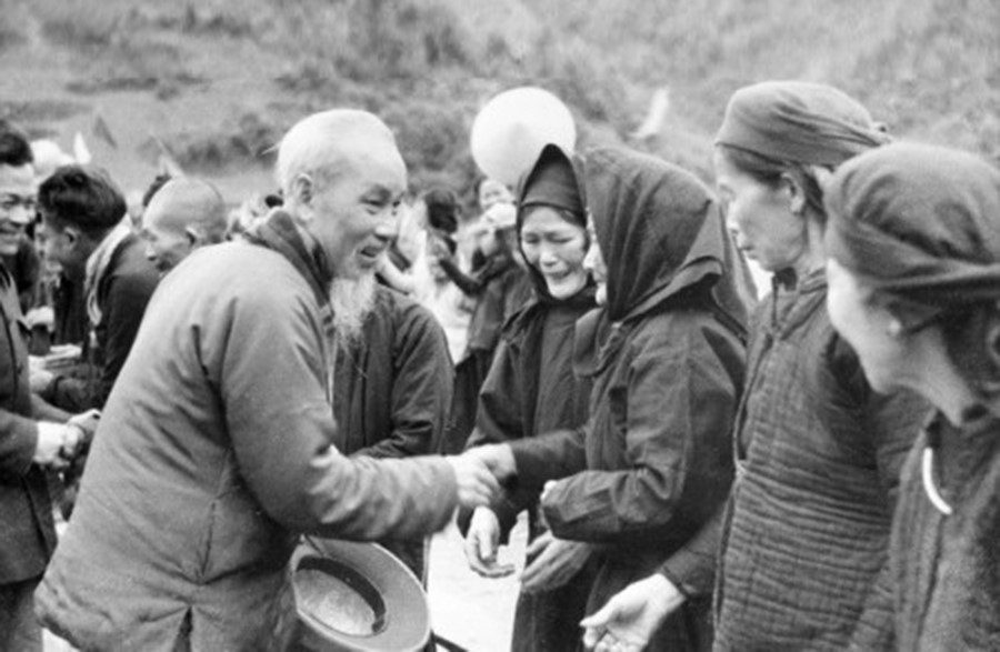  Nhân dân bản Pác Bó, xã Trường Hà, huyện Hà Quảng, tỉnh Cao Bằng vui mừng chào đón Bác Hồ về thăm, ngày 20/2/1961. (Ảnh: Tư liệu/TTXVN)