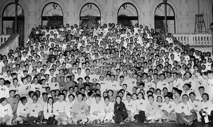 Chủ tịch Hồ Chí Minh với các đại biểu dự Đại hội liên hoan Anh hùng, Chiến sỹ thi đua Công-Nông-Binh toàn quốc lần thứ II tại Hà Nội (7/7/1958). (Ảnh: Tư liệu/TTXVN)