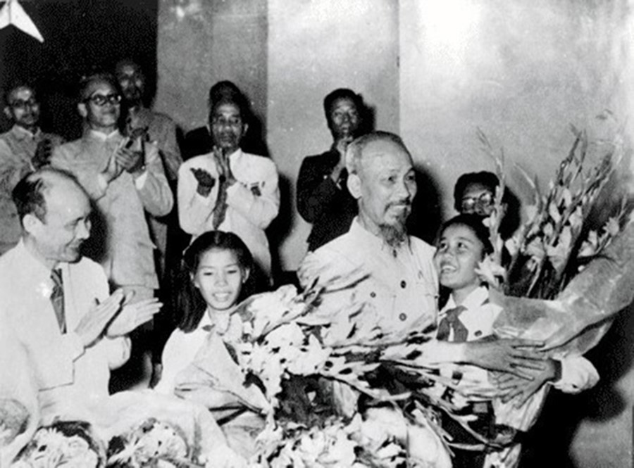 Chủ tịch Hồ Chí Minh tại Đại hội thành lập Mặt trận Tổ quốc Việt Nam, tổ chức tại Hà Nội, ngày 10/9/1955. (Ảnh: Tư liệu/TTXVN)