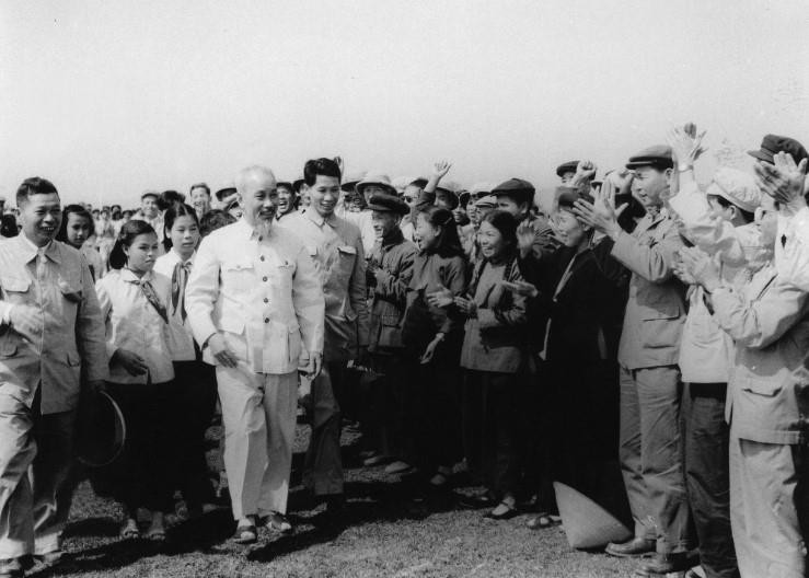 Đồng bào các dân tộc tỉnh Hải Ninh (nay là tỉnh Quảng Ninh) vui mừng đón Chủ tịch Hồ Chí Minh về thăm (19/2/1960). (Ảnh: Tư liệu/TTXVN)