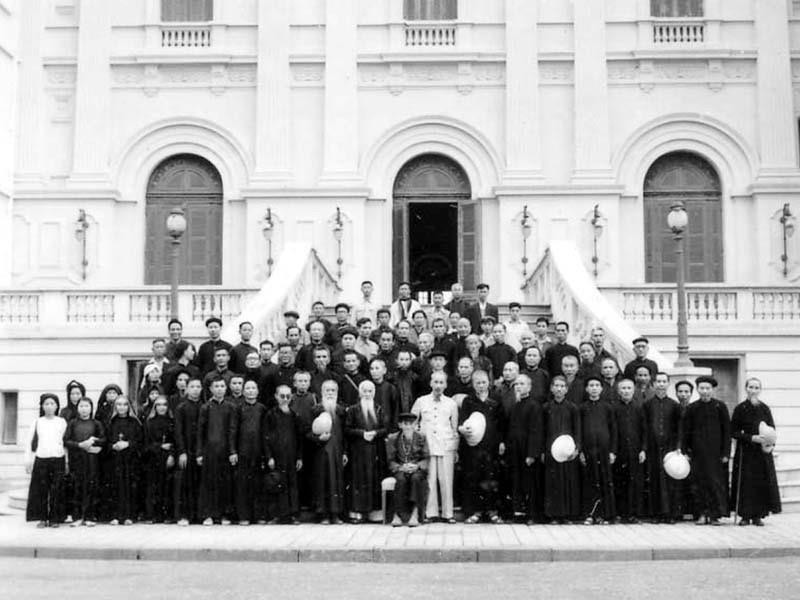 Chủ tịch Hồ Chí Minh với các đại biểu dự Hội nghị công giáo toàn quốc (9/3/1955). (Ảnh: Tư liệu/TTXVN)